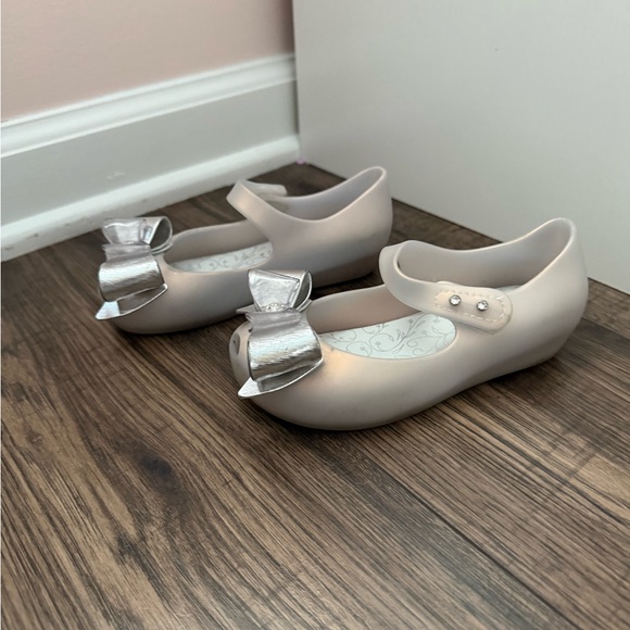 Mini Melissa Silver Dress Shoes with Bow - Picture 3 of 6
